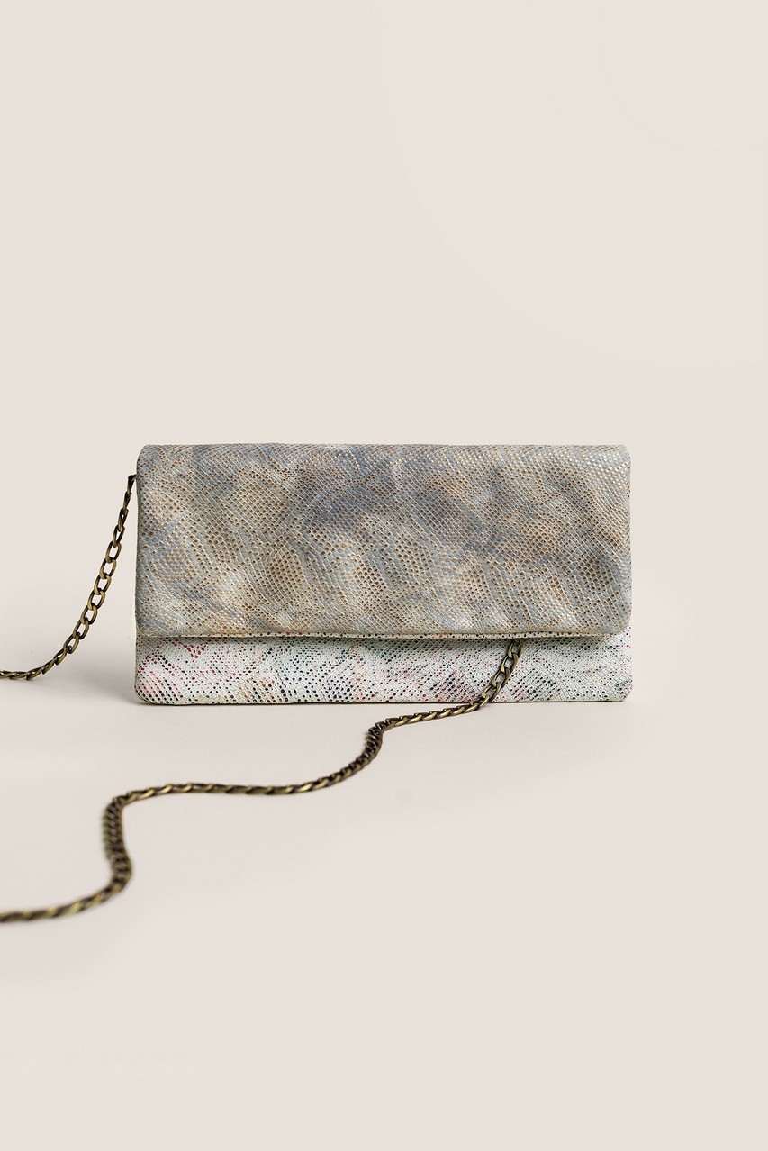 LEDER-CLUTCH IN GRAU-BLAU MIT FARBIGEM SCHLANGENMUSTER