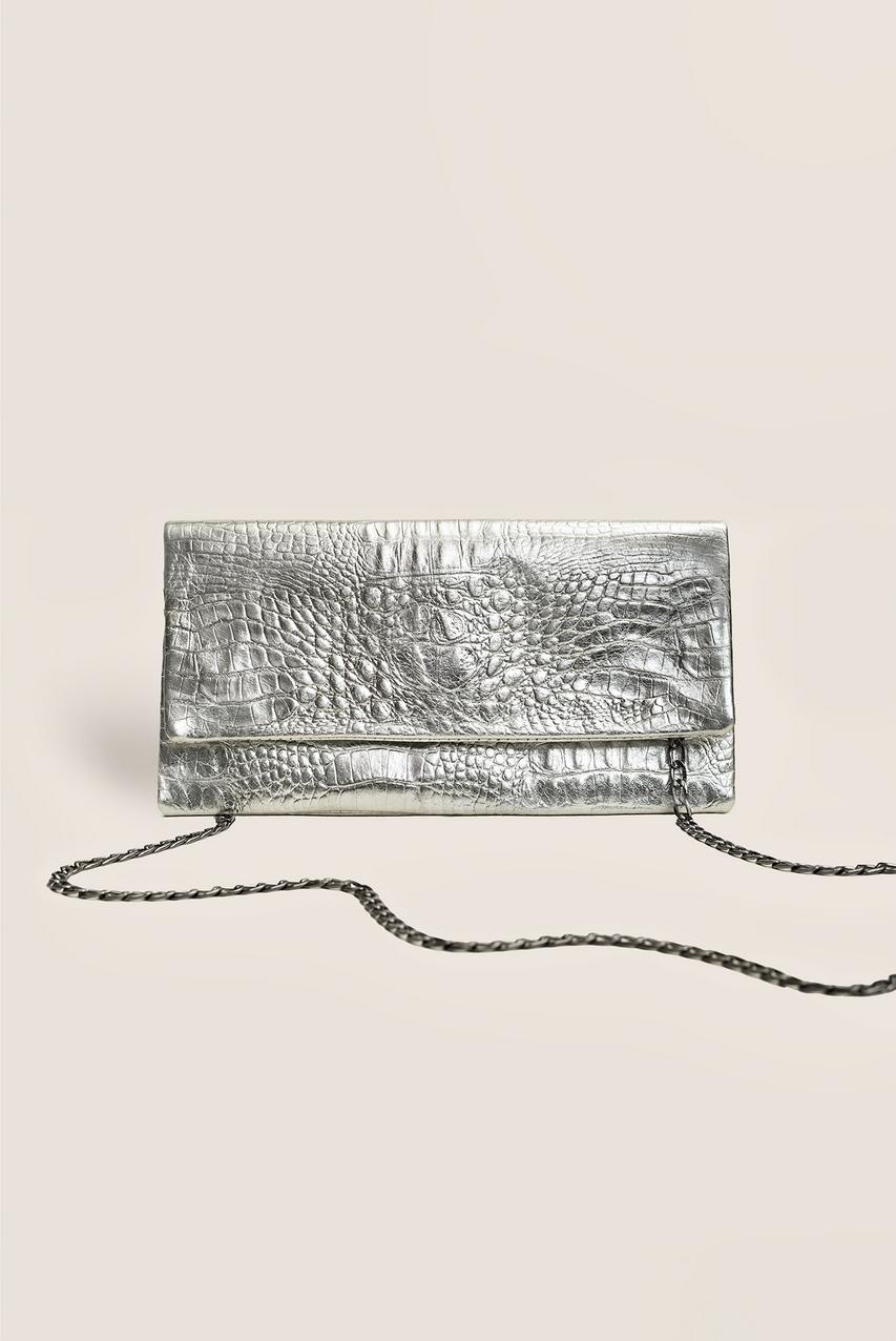 Leder-Clutch in Silber mit Krokodilhautmuster