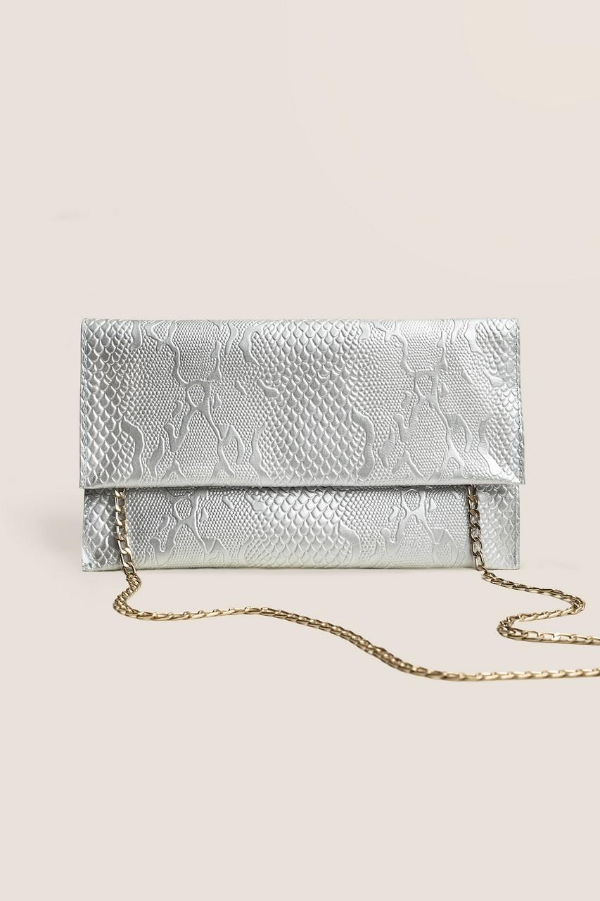 Leder-Clutch in Silber mit Schlangenhautmuster