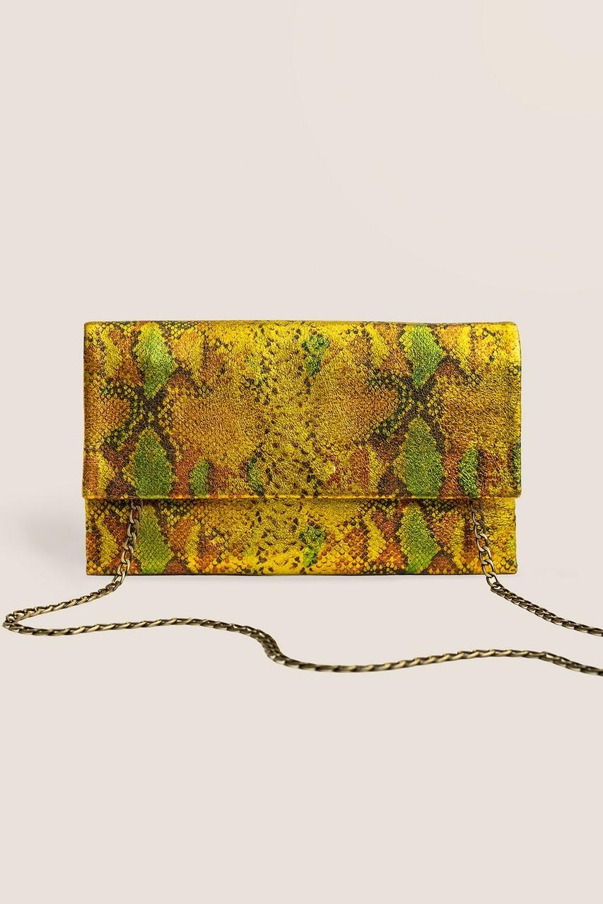 Leder-Clutch in Gold mit buntem Schlangenhautmuster